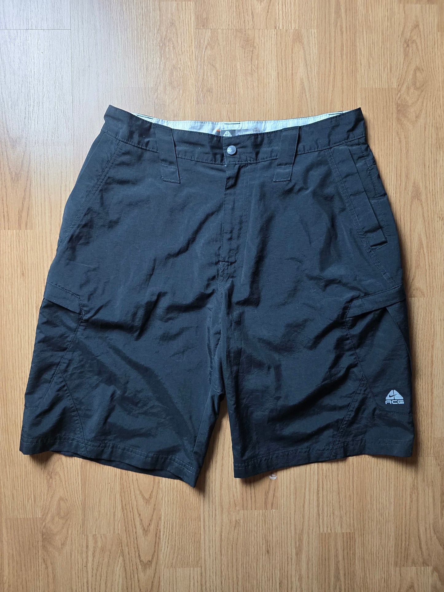 00s Nike ACG Lightweight Cargo Shorts (W32)