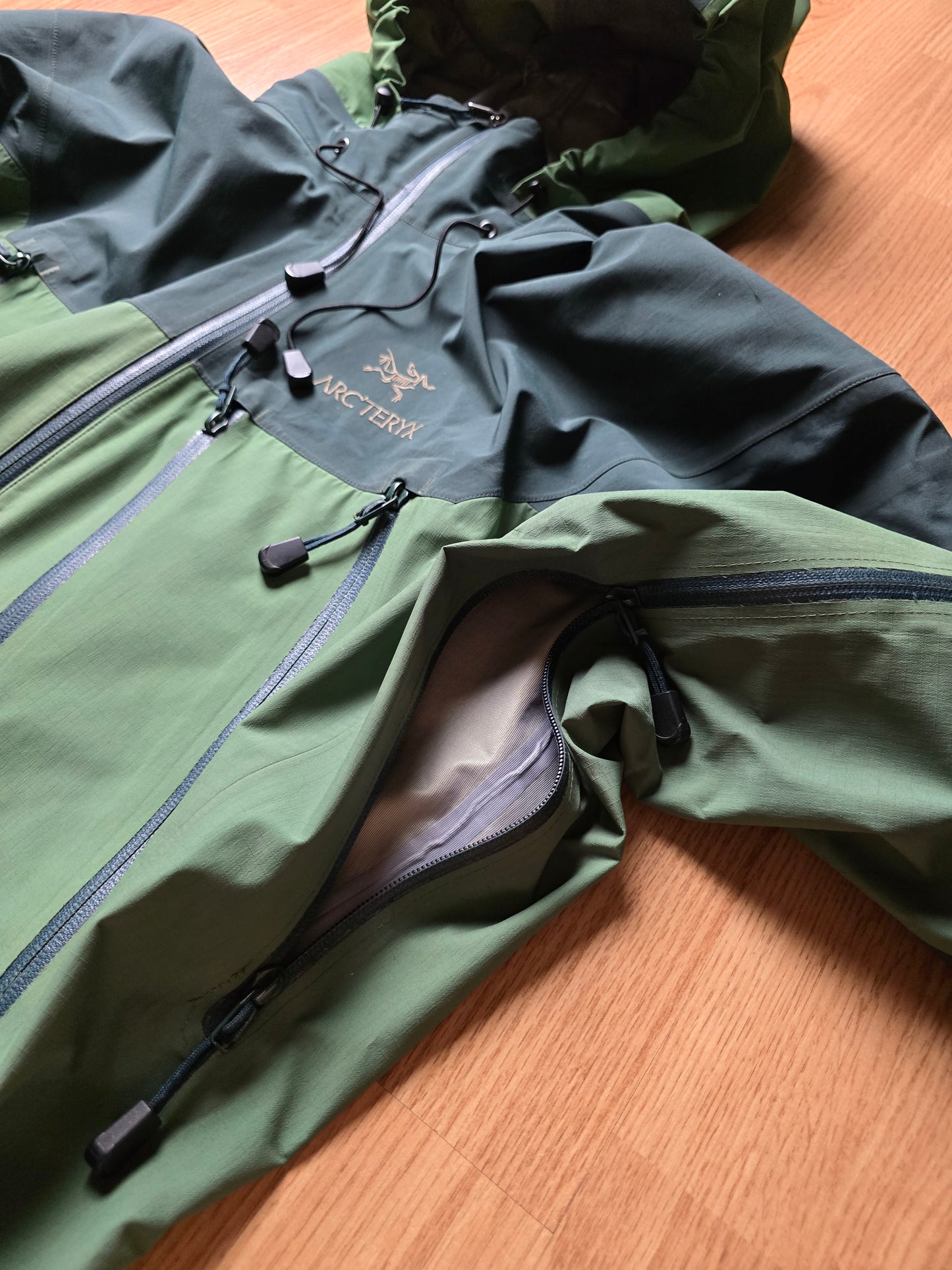 Vintage Arc'teryx Theta AR Gore-tex XCR 2 Tone Jacket (L)