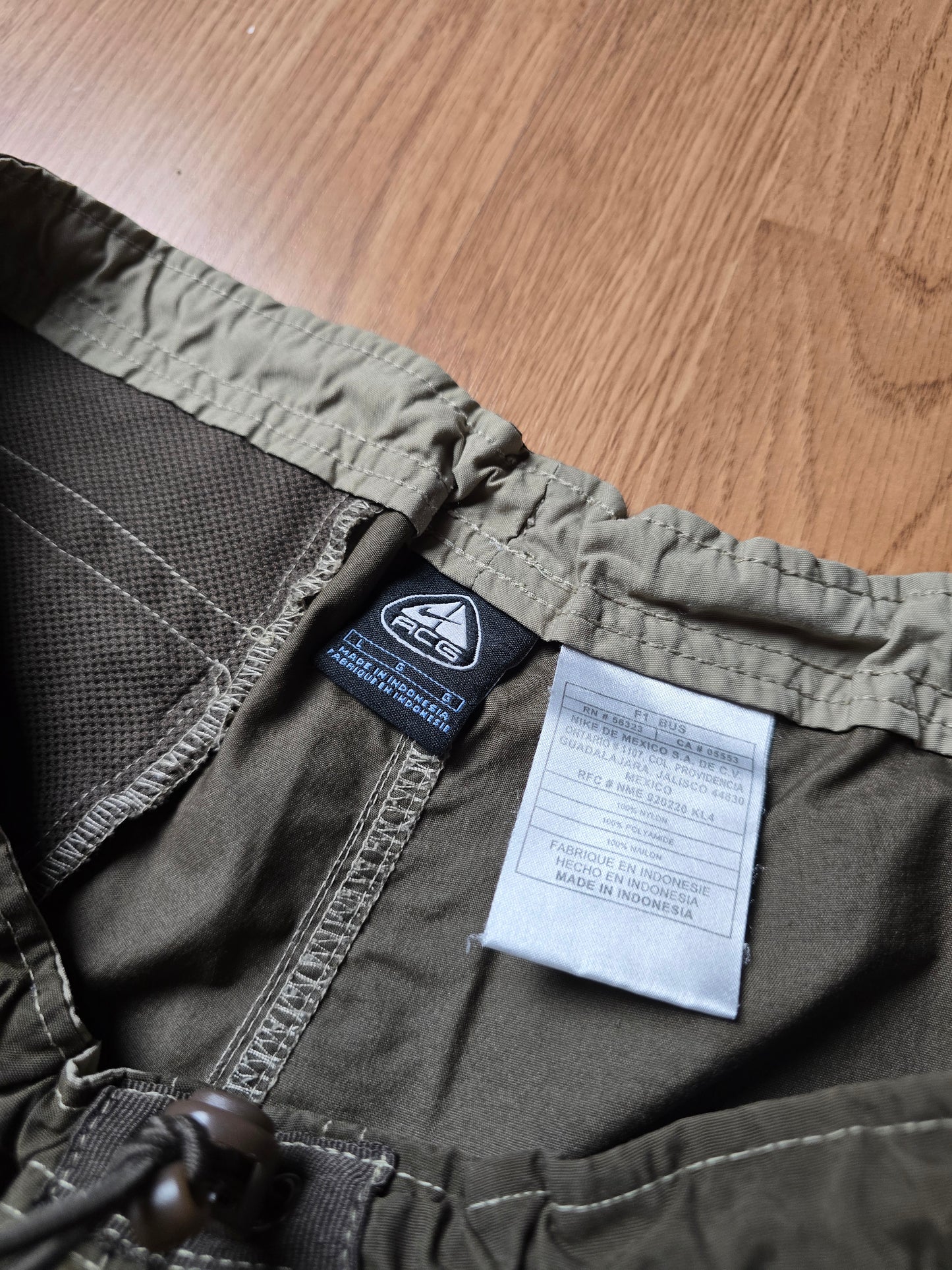 Vintage Nike ACG Baggy Parachute Pants (M)