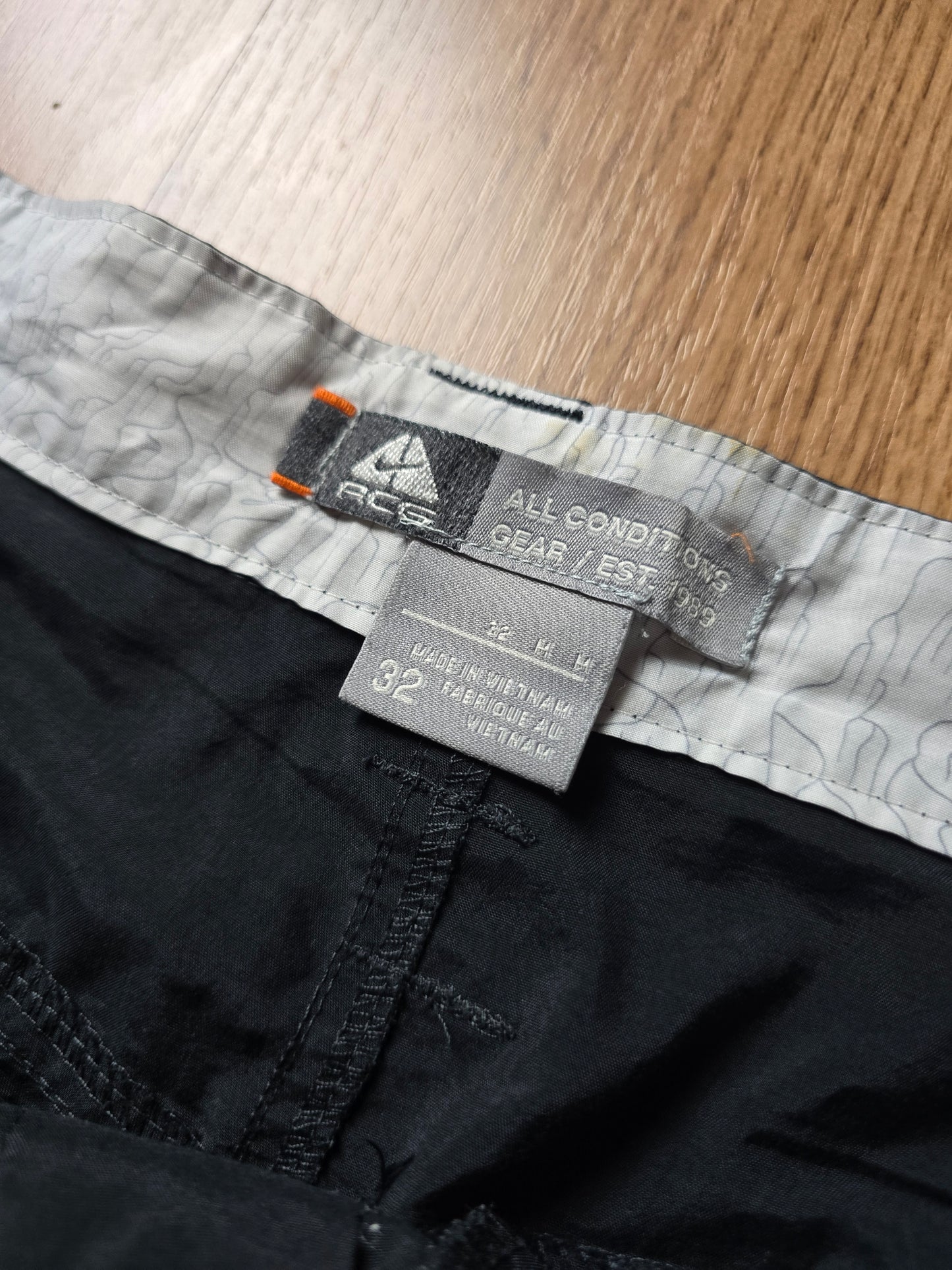 00s Nike ACG Lightweight Cargo Shorts (W32)