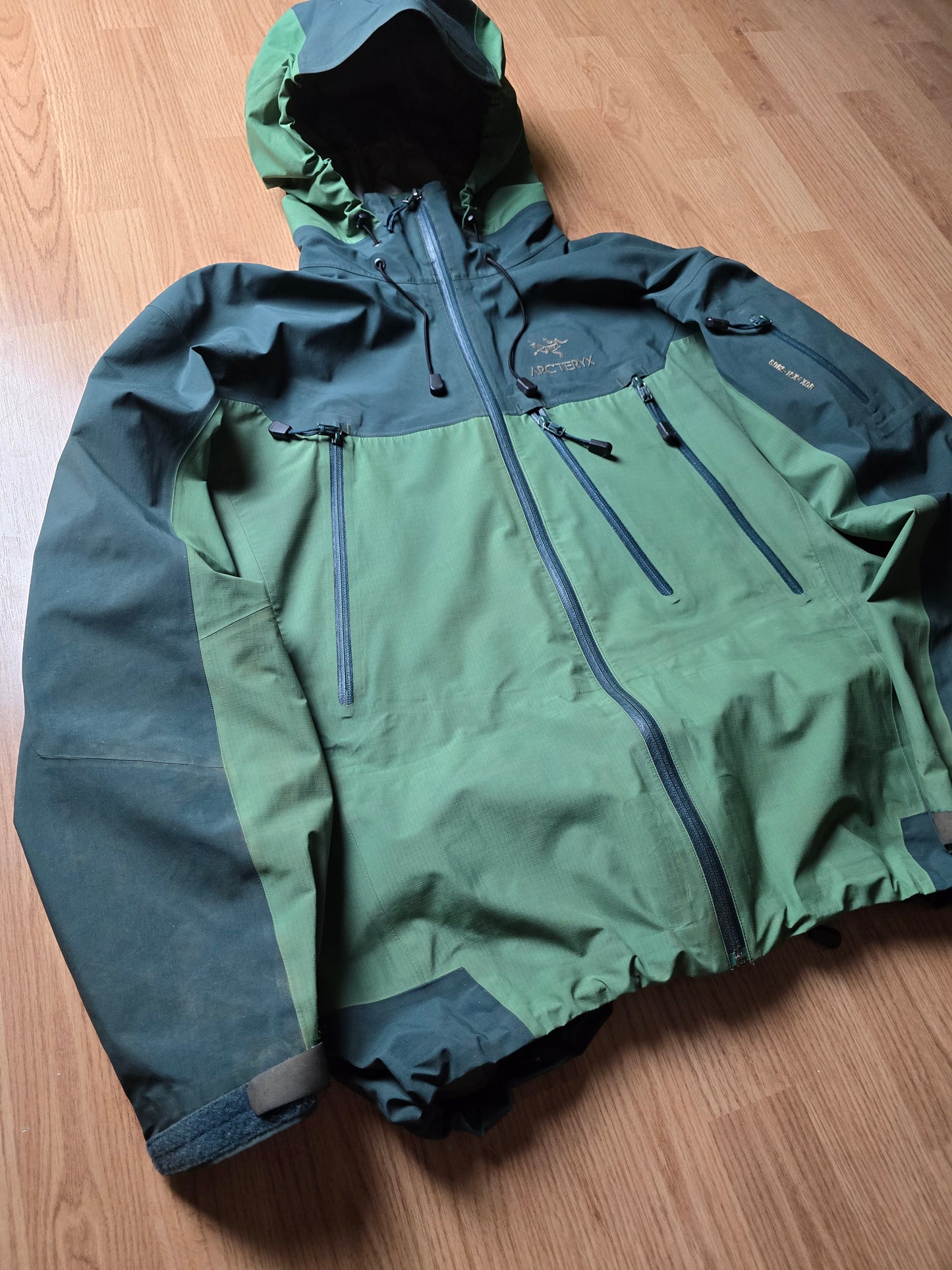 Vintage Arc'teryx Theta AR Gore-tex XCR 2 Tone Jacket (L)