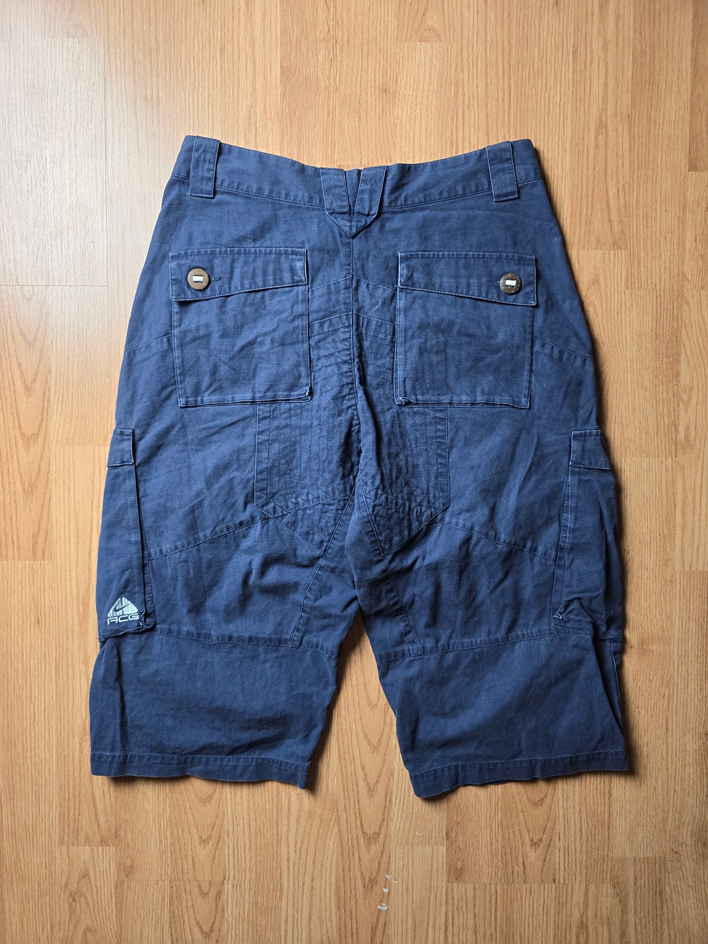 00s Nike ACG 3/4 Length Cargo Shorts (W30)