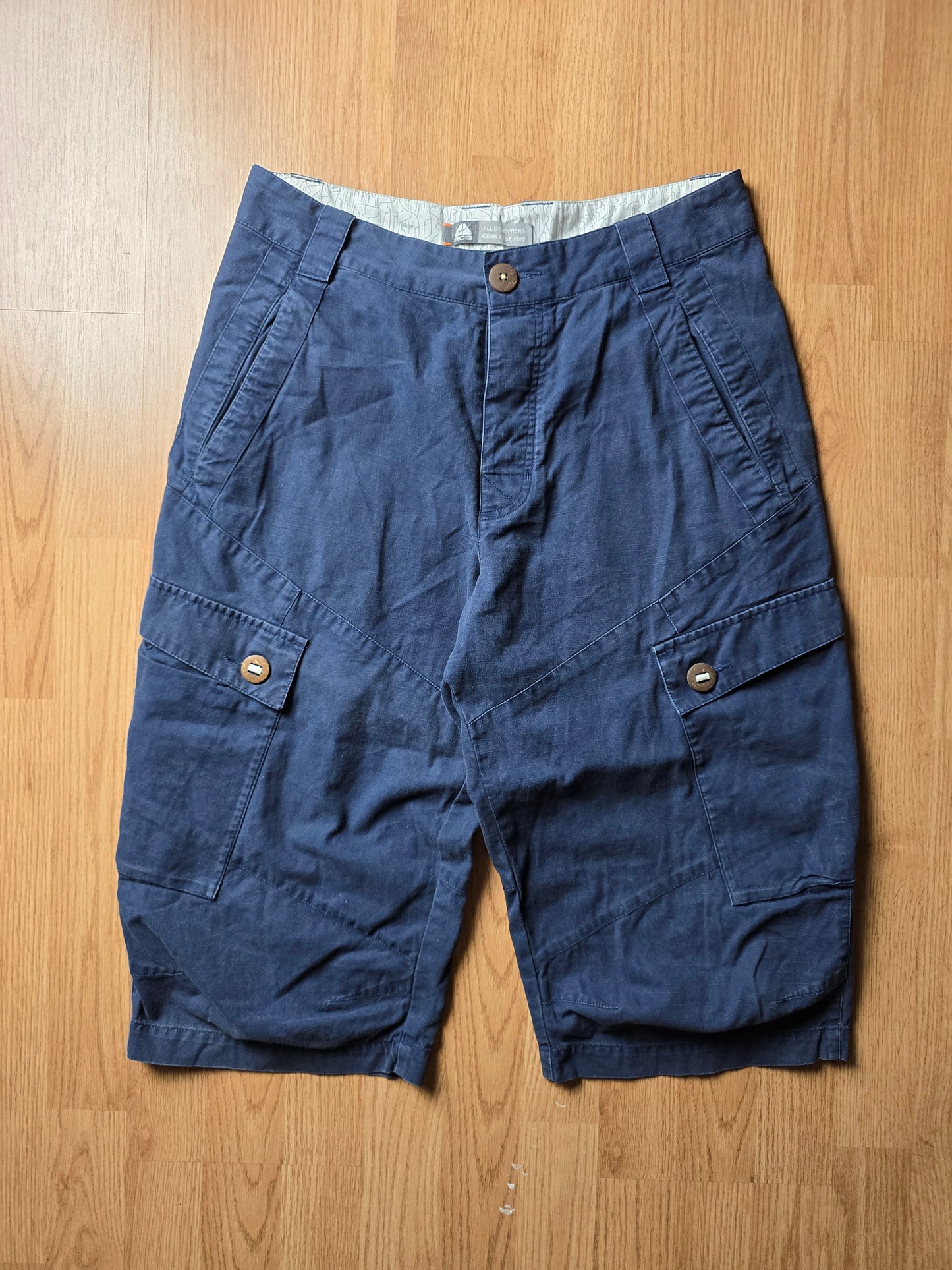 00s Nike ACG 3/4 Length Cargo Shorts (W30)