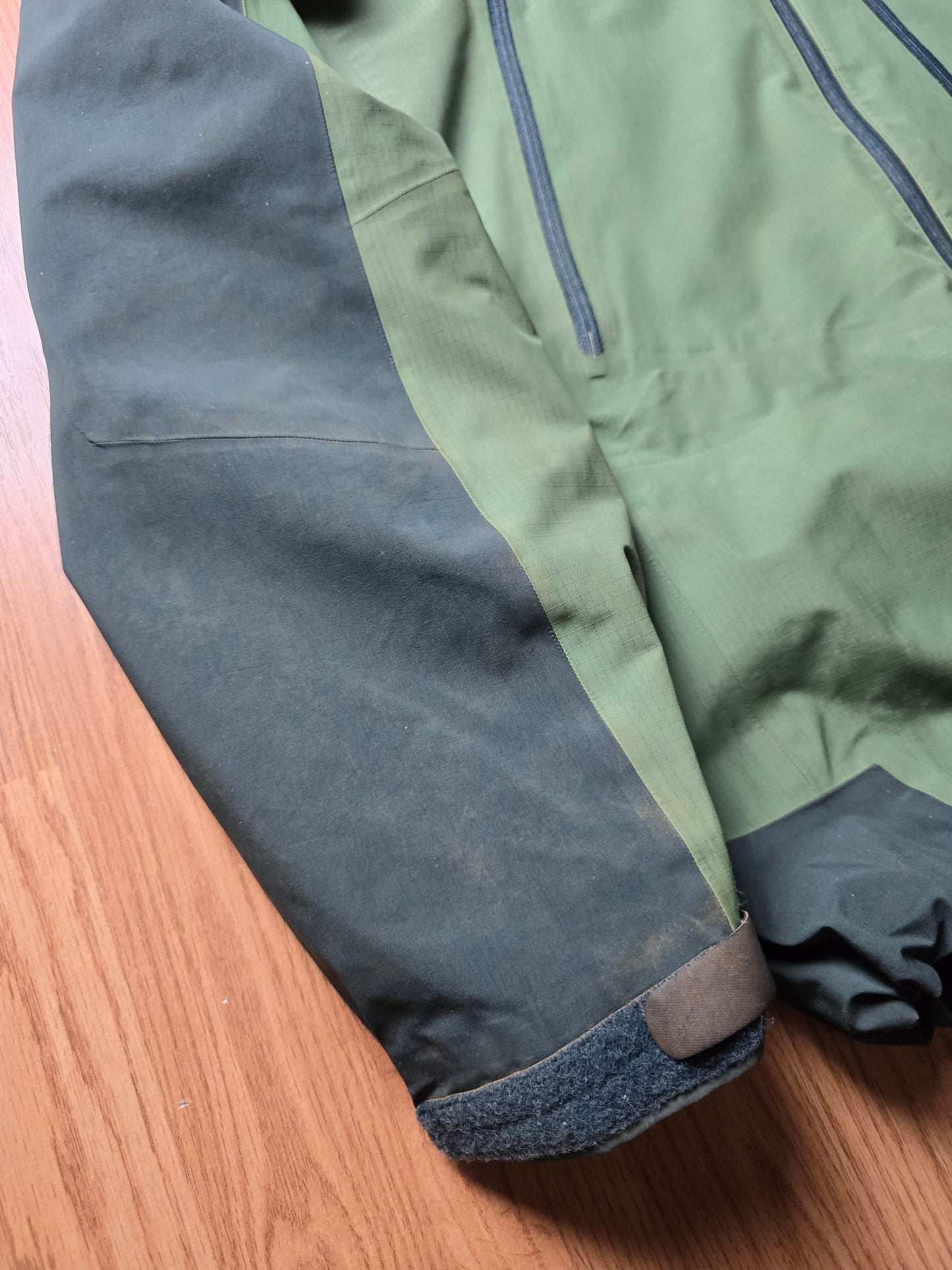Vintage Arc'teryx Theta AR Gore-tex XCR 2 Tone Jacket (L)
