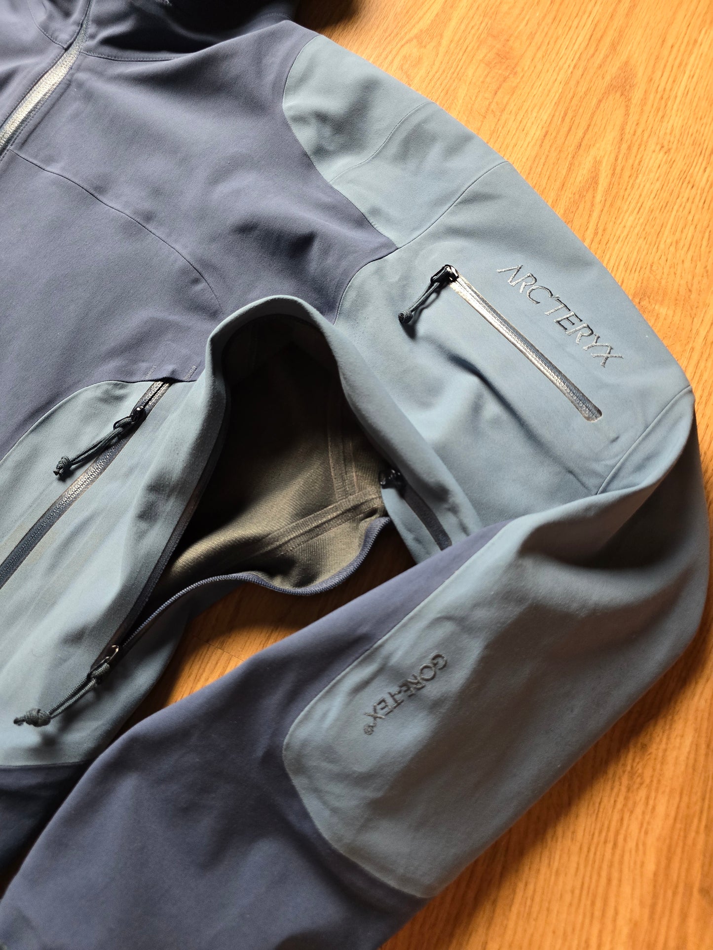 Vintage Arc'teryx Gore-tex Stingray Jacket (M)