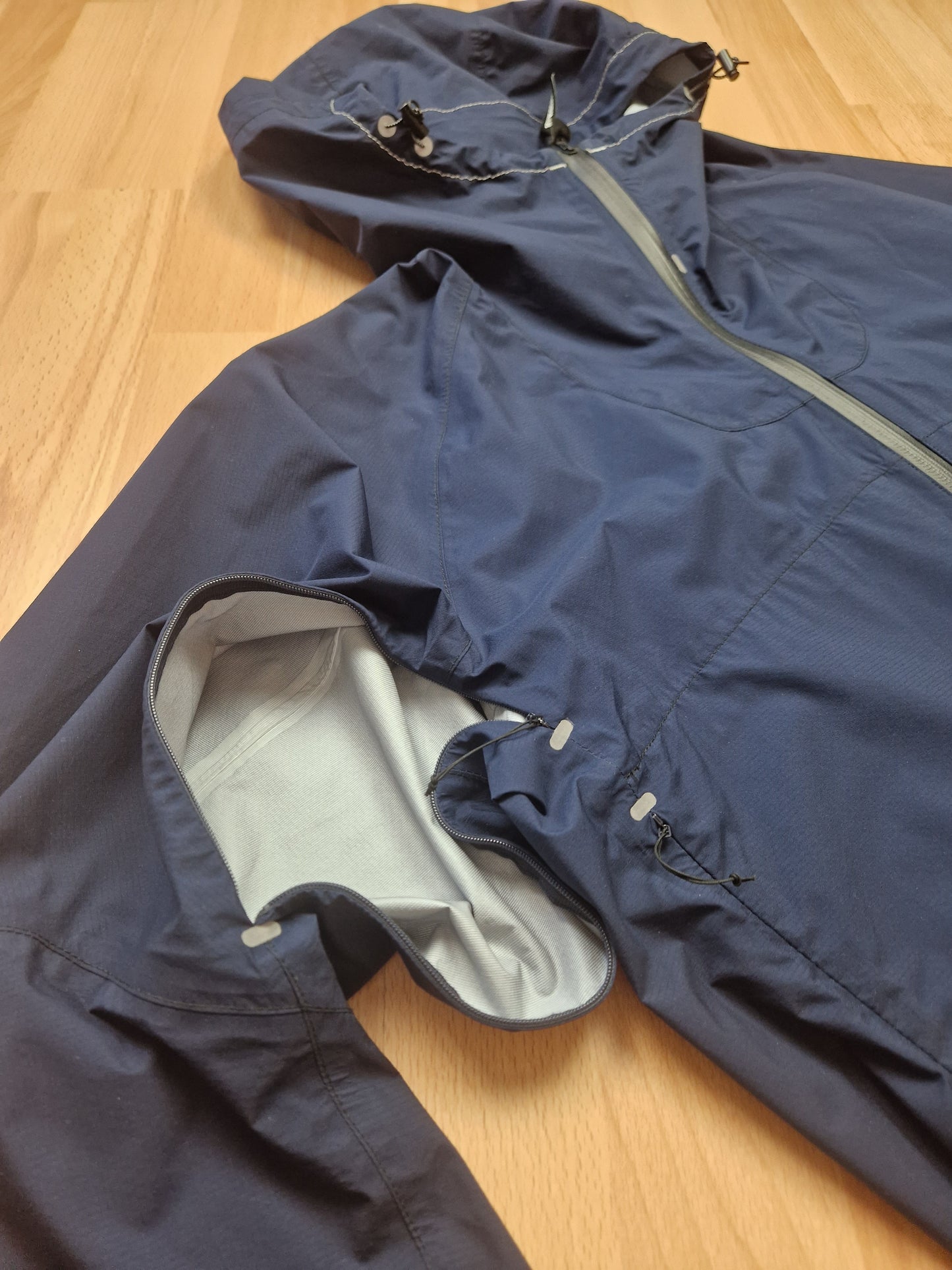And Wander 3L Light Rain Jacket (M/L)