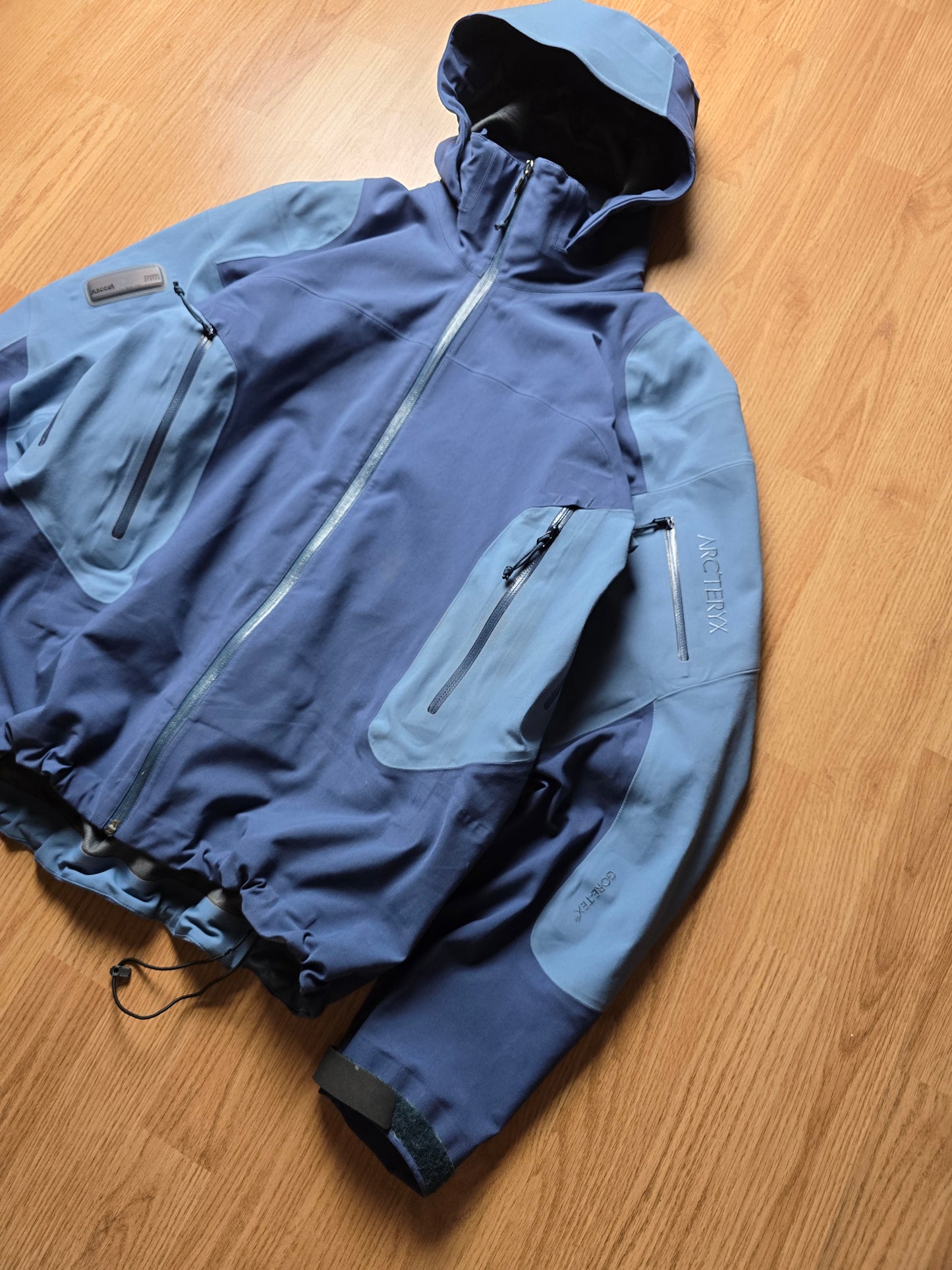Vintage Arc'teryx Gore-tex Stingray Jacket (M)