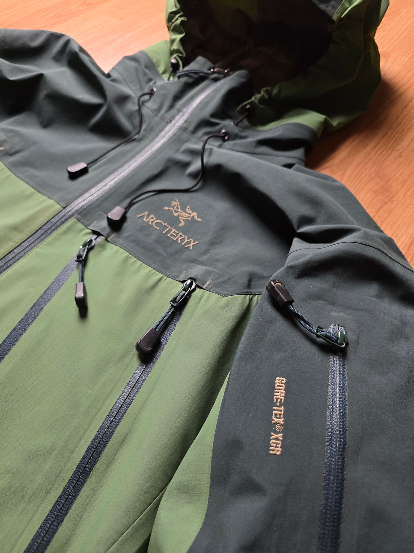 Vintage Arc'teryx Theta AR Gore-tex XCR 2 Tone Jacket (L)