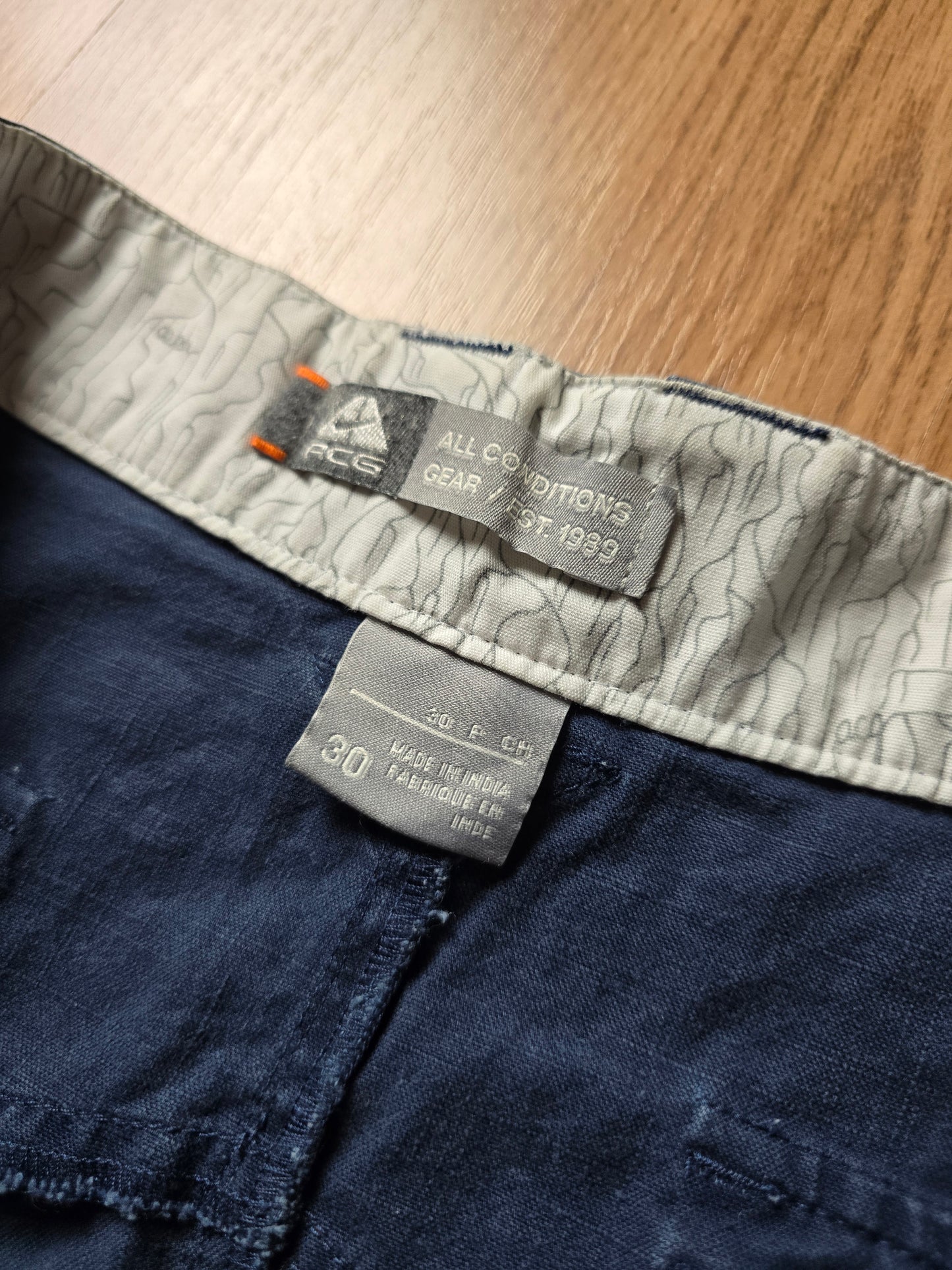 00s Nike ACG 3/4 Length Cargo Shorts (W30)