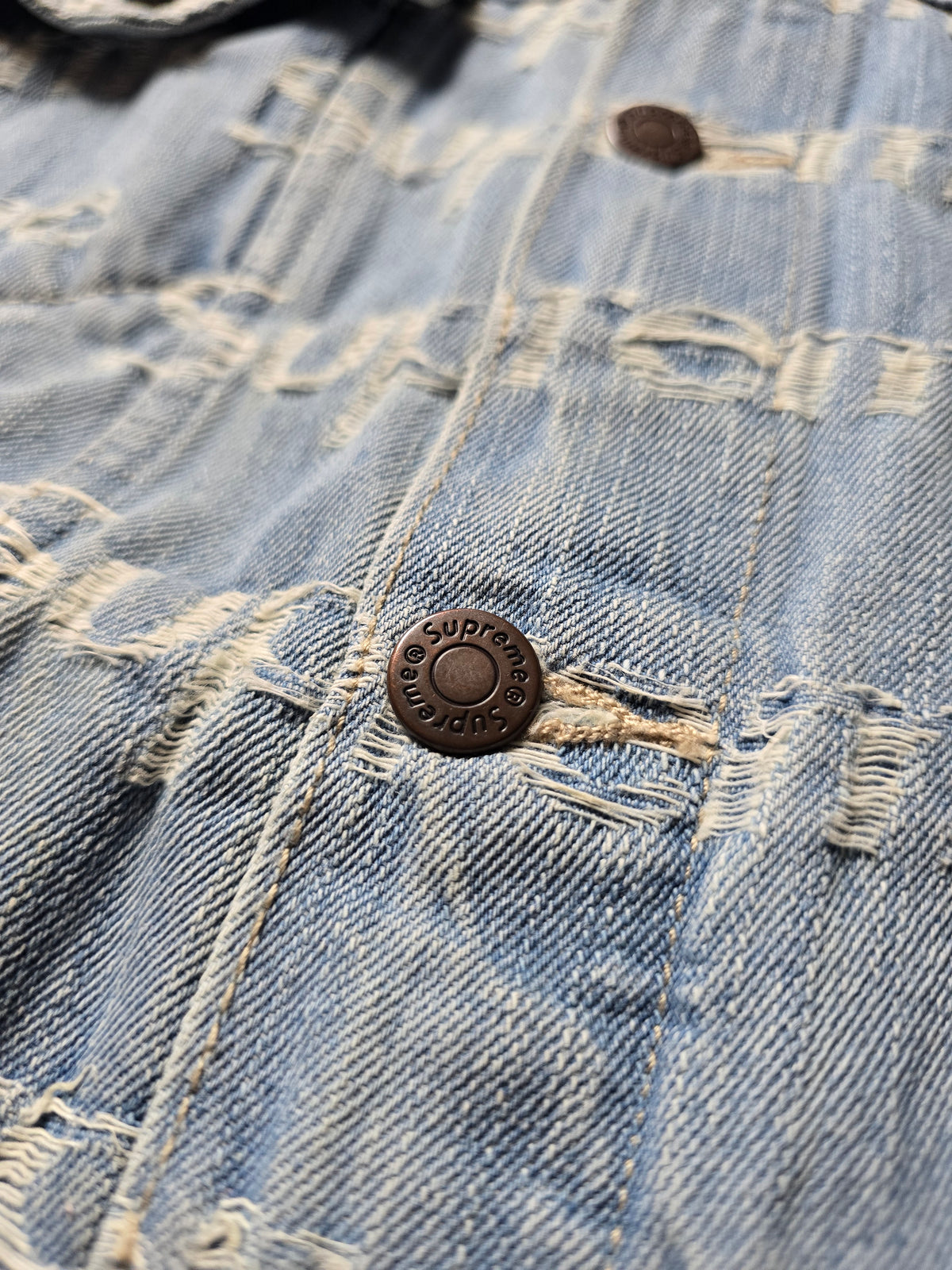 Supreme Frayed Logos Denim Trucker Jacket (L)