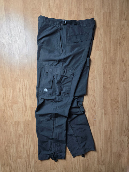 RARE 90s Nike ACG Lightweight Technical Cargo Pants (32x32)
