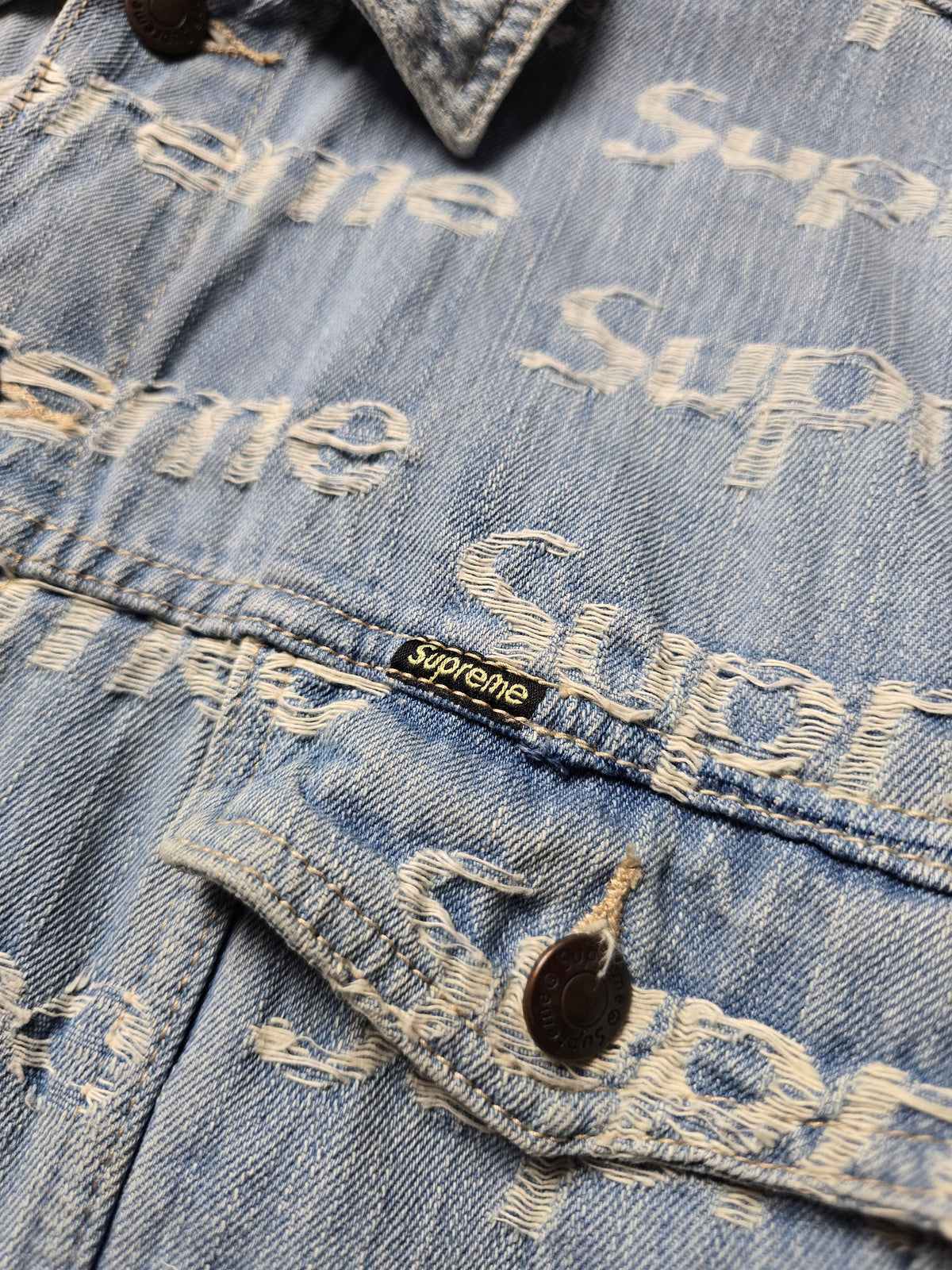 Supreme Frayed Logos Denim Trucker Jacket (L)