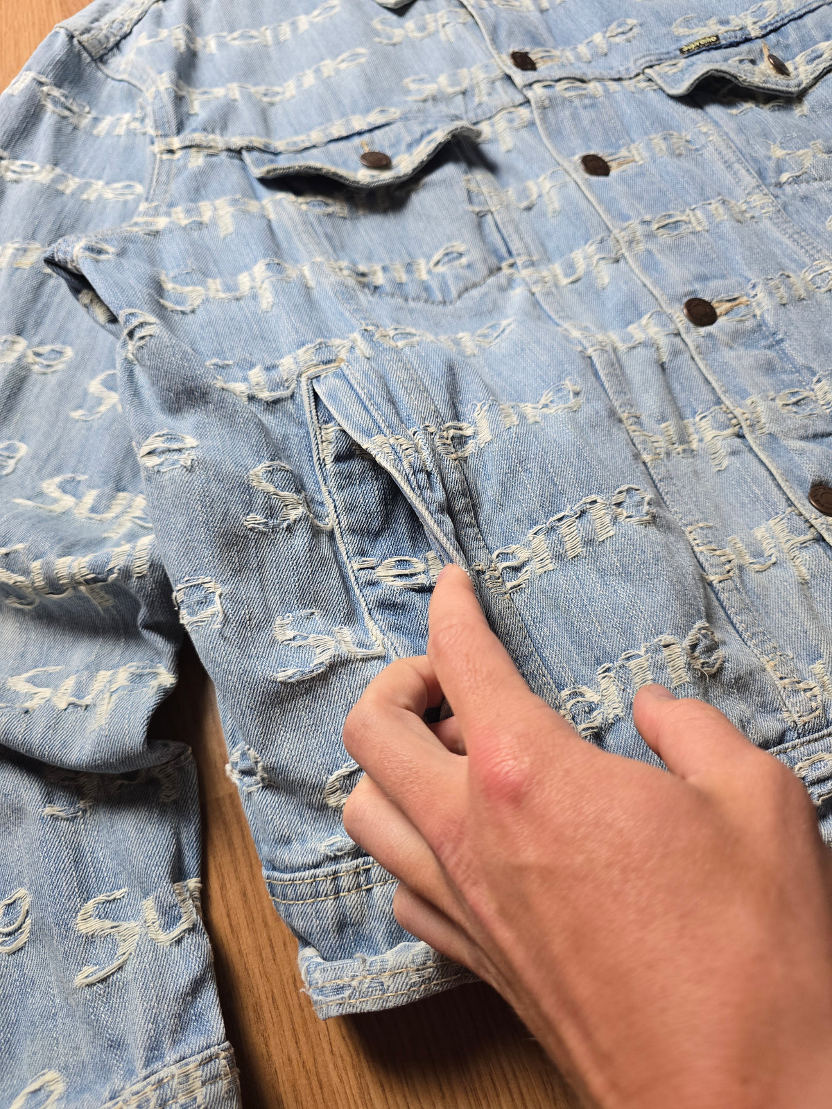 Supreme Frayed Logos Denim Trucker Jacket (L)