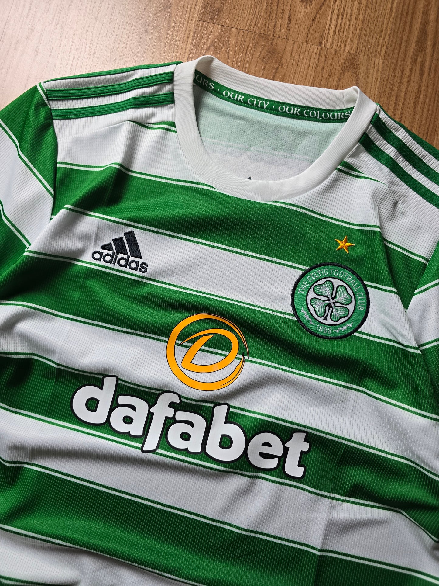 Adidas Celtic 21/22 home top (M)