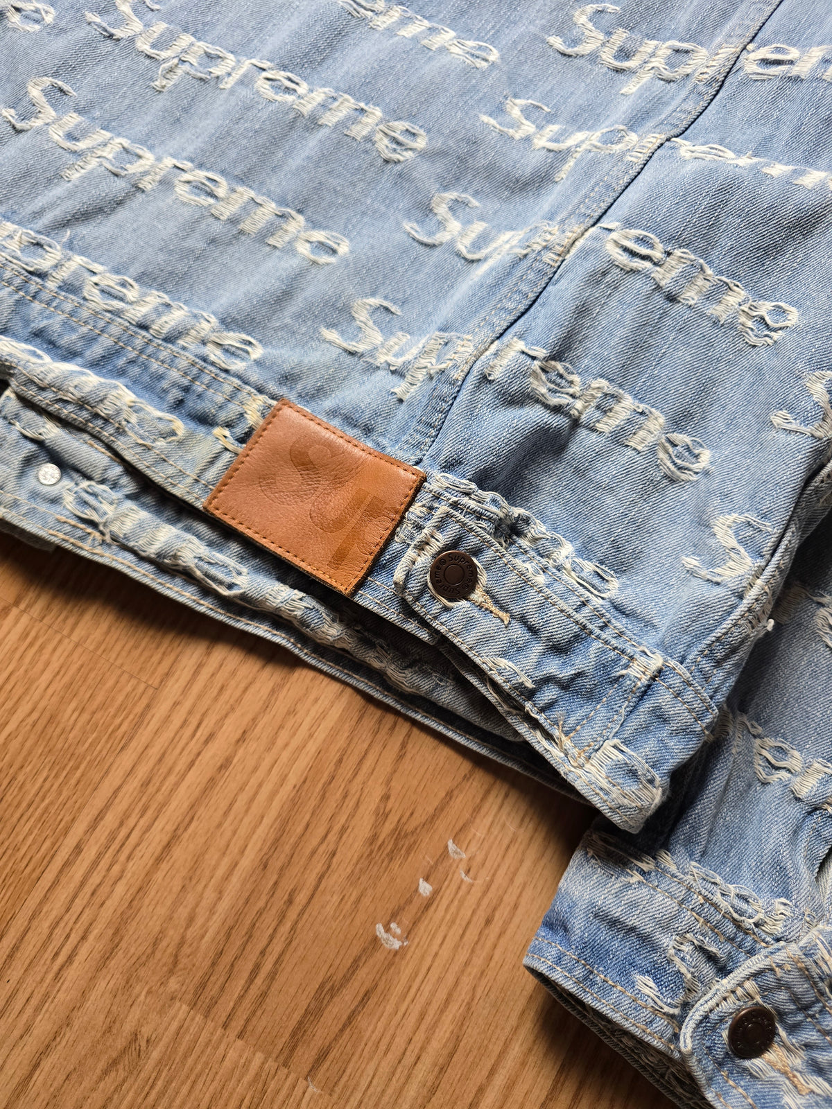 Supreme Frayed Logos Denim Trucker Jacket (L)