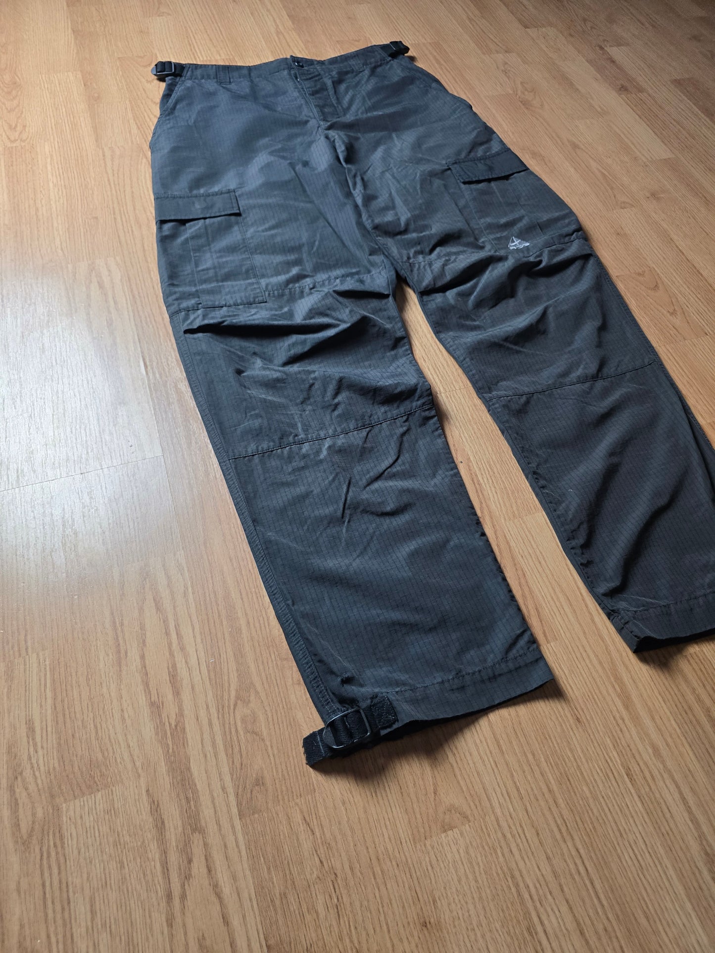 RARE 90s Nike ACG Lightweight Technical Cargo Pants (32x32)