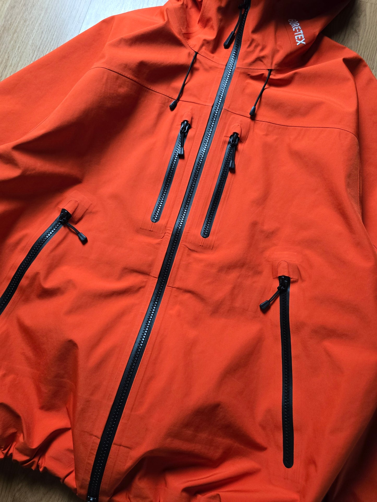 Supreme Gore-Tex Technical Tape Seam Shell Jacket (M/L)
