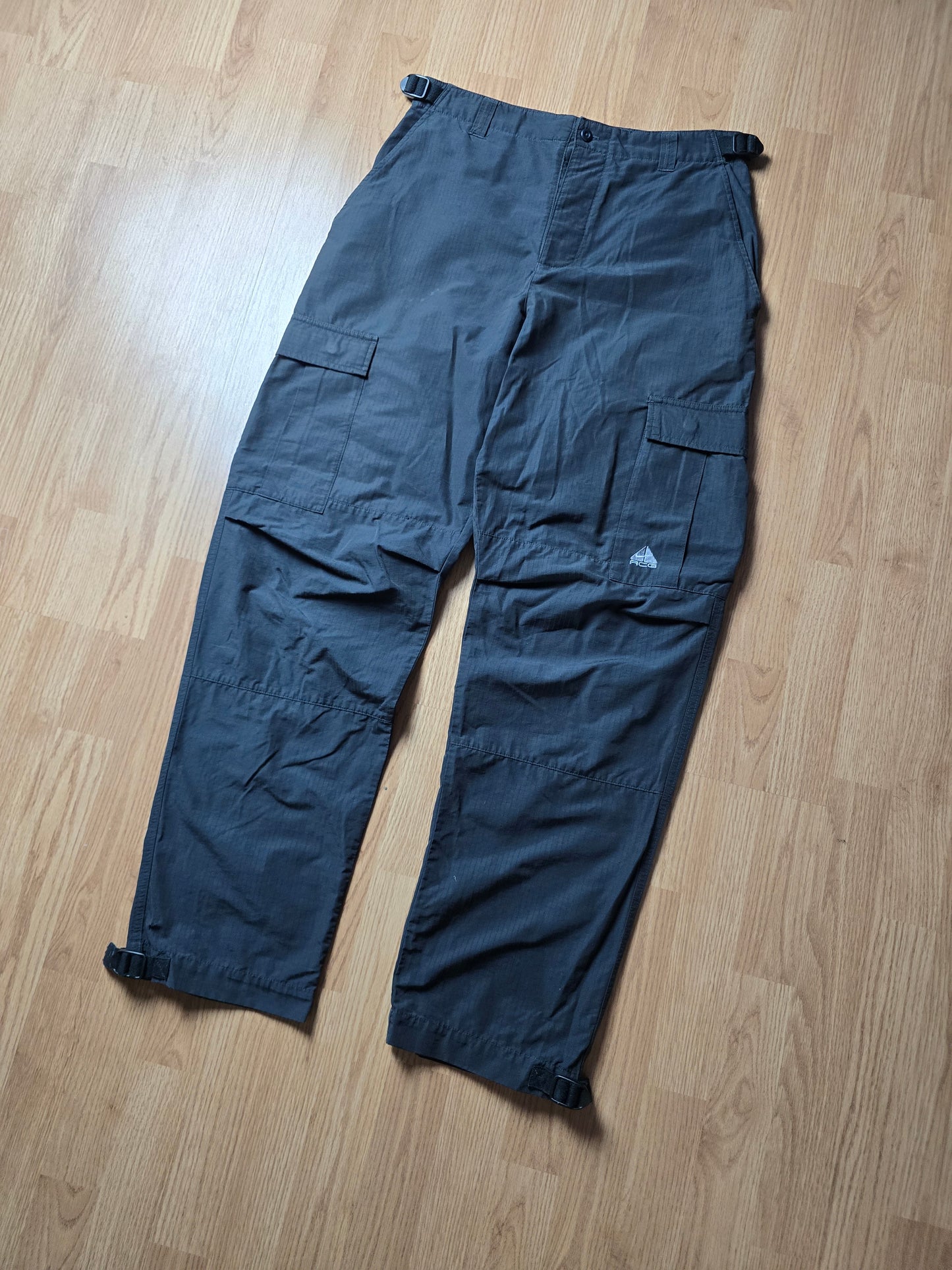 RARE 90s Nike ACG Lightweight Technical Cargo Pants (32x32)