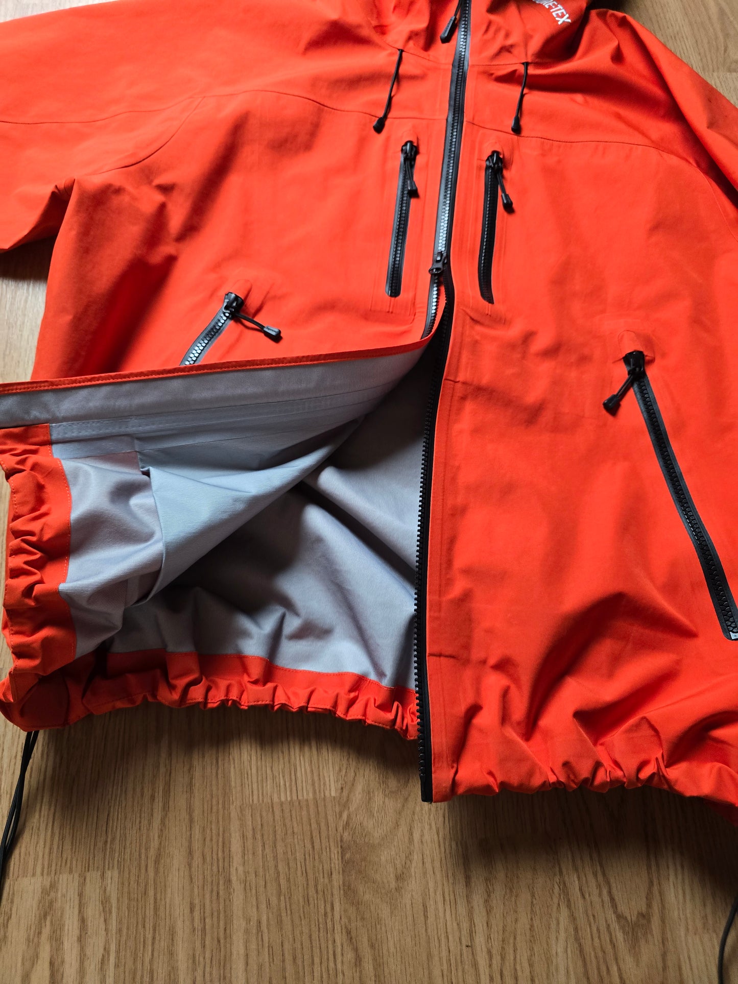 Supreme Gore-Tex Technical Tape Seam Shell Jacket (M/L)