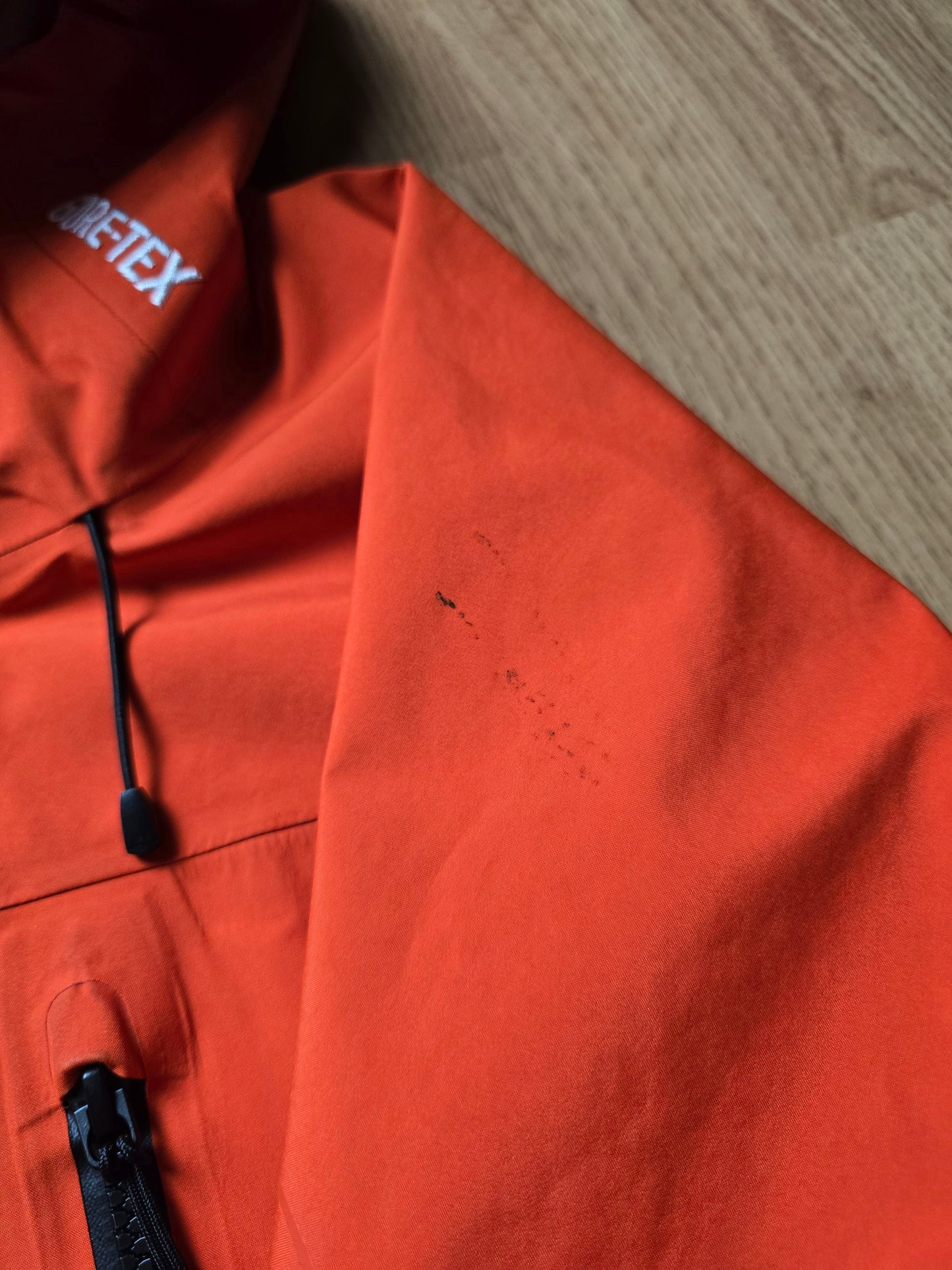 Supreme Gore-Tex Technical Tape Seam Shell Jacket (M/L)